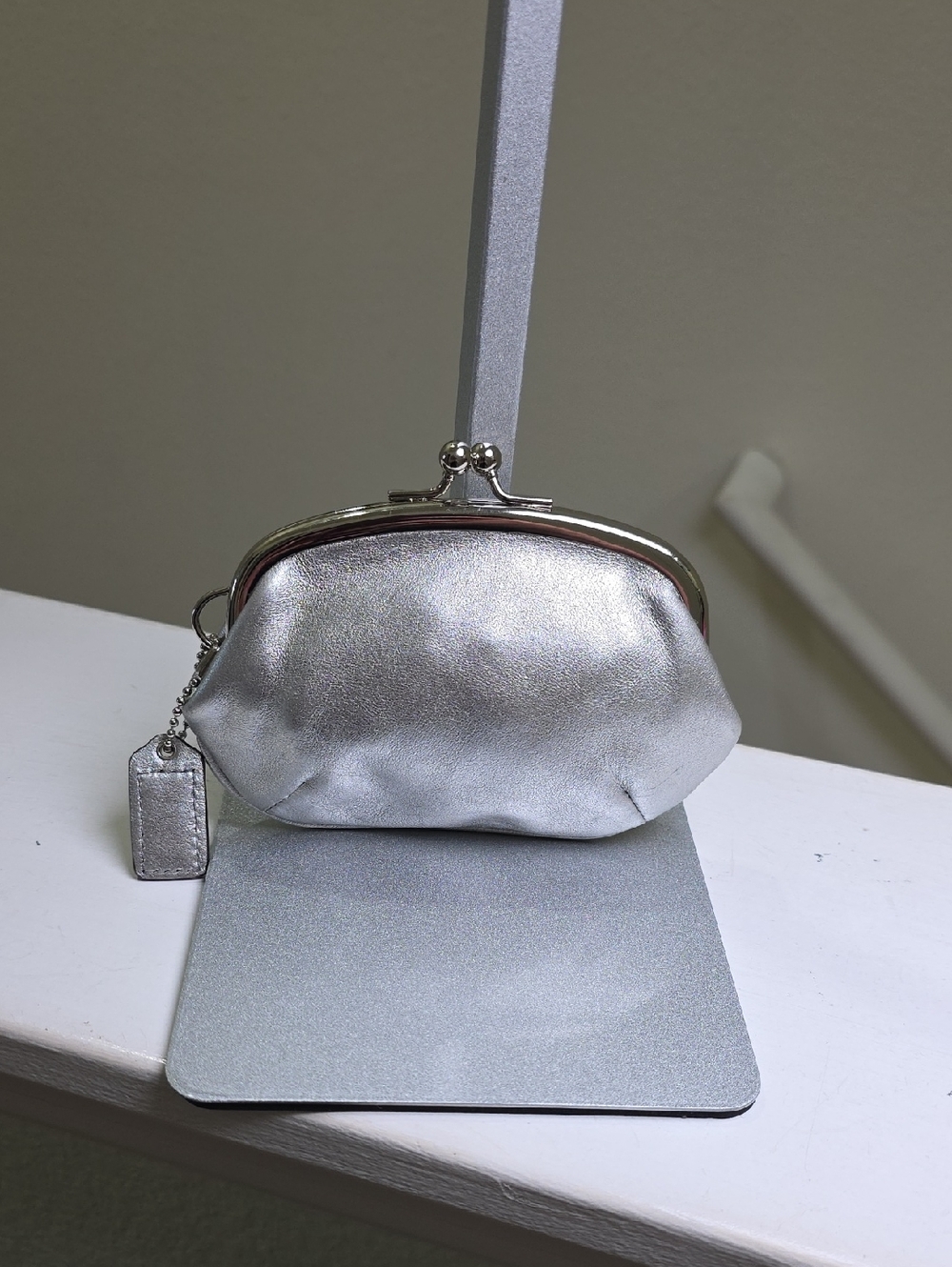 COACH Metallic Silver Leather Silvertone Framed Kisslock Coin Pouch EUC - Picture 8 of 13